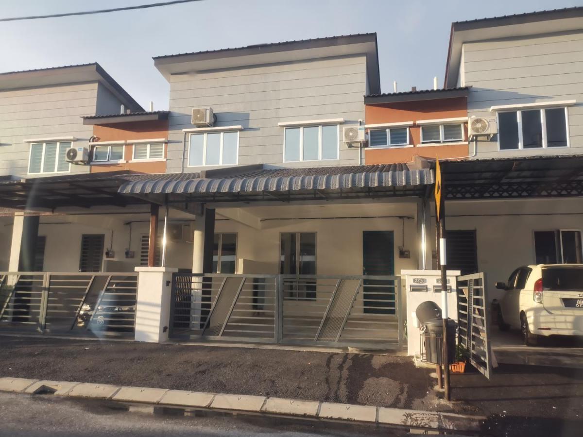 Lynn Homestay Seri Iskandar Exterior photo