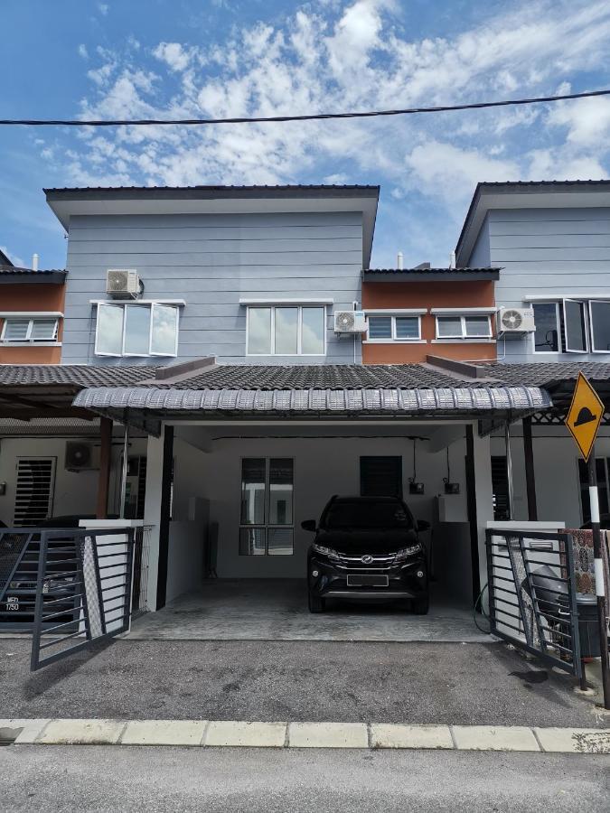 Lynn Homestay Seri Iskandar Exterior photo